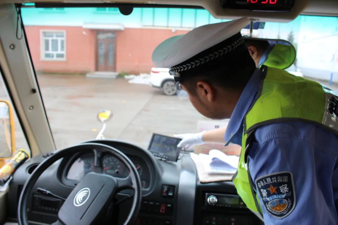 開學(xué)季 | 嘉蔭交警:開展校車安全檢查 嚴(yán)把校車安全關(guān) 圖片