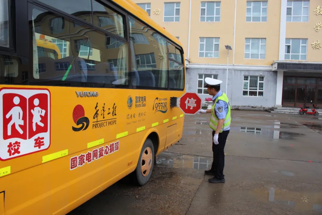 開學(xué)季 | 嘉蔭交警:開展校車安全檢查 嚴(yán)把校車安全關(guān) 圖片