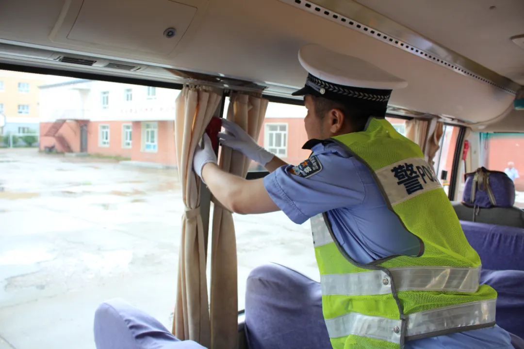 開學(xué)季 | 嘉蔭交警:開展校車安全檢查 嚴(yán)把校車安全關(guān) 圖片