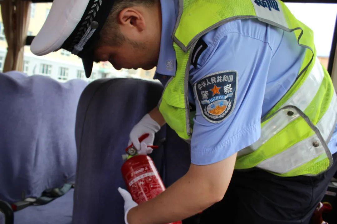 開學(xué)季 | 嘉蔭交警:開展校車安全檢查 嚴(yán)把校車安全關(guān) 圖片
