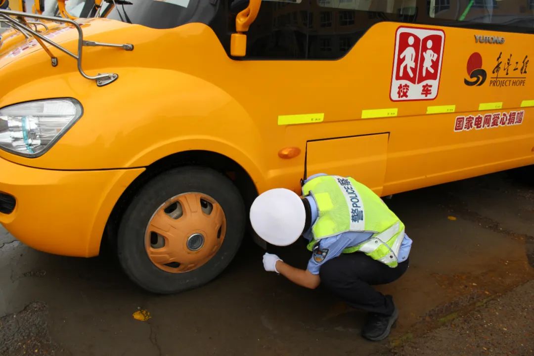 開學(xué)季 | 嘉蔭交警:開展校車安全檢查 嚴(yán)把校車安全關(guān) 圖片