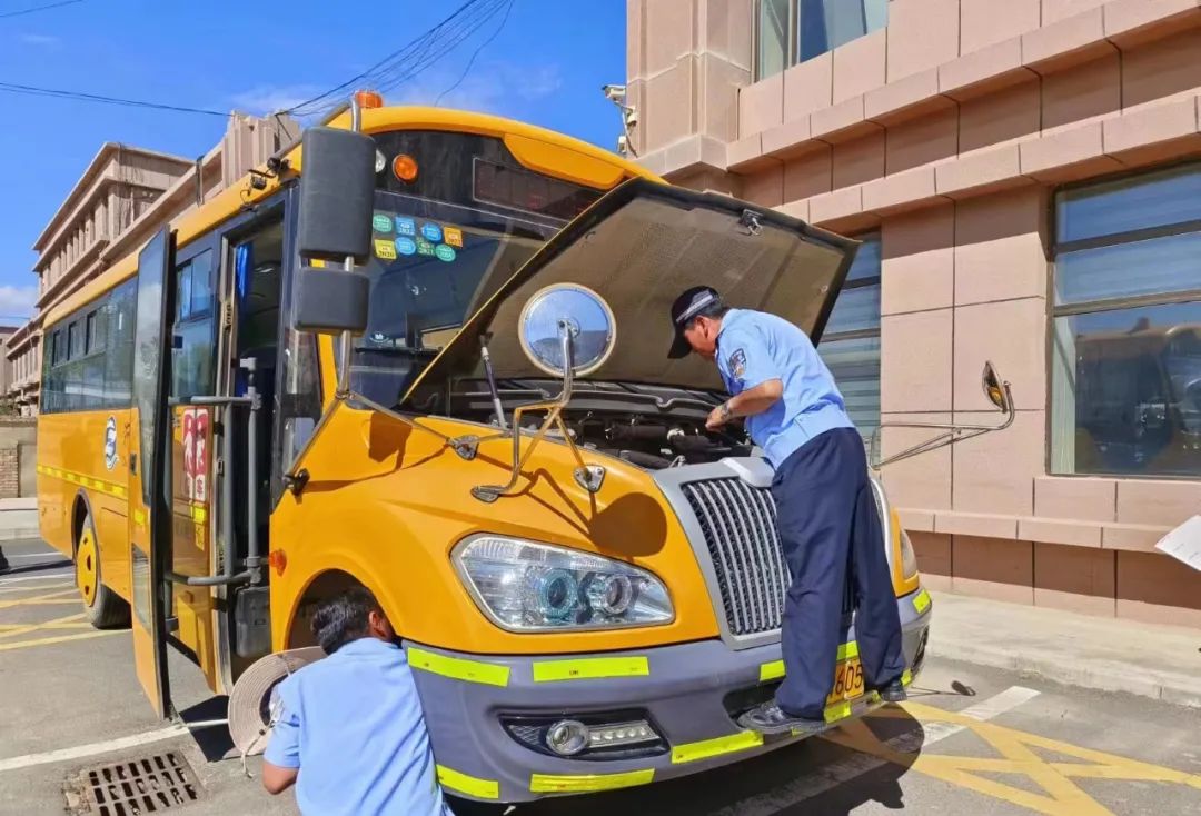 烏蘭交警嚴(yán)格檢驗校車 核發(fā)校車標(biāo)牌 圖片