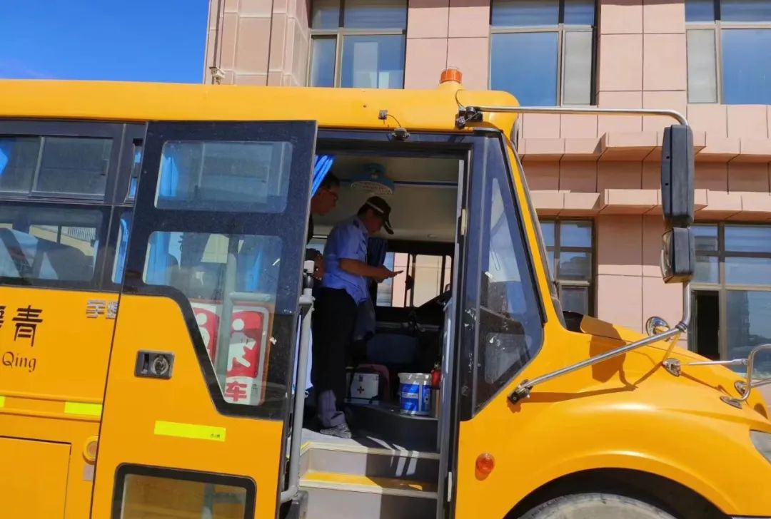 烏蘭交警嚴(yán)格檢驗校車 核發(fā)校車標(biāo)牌 圖片