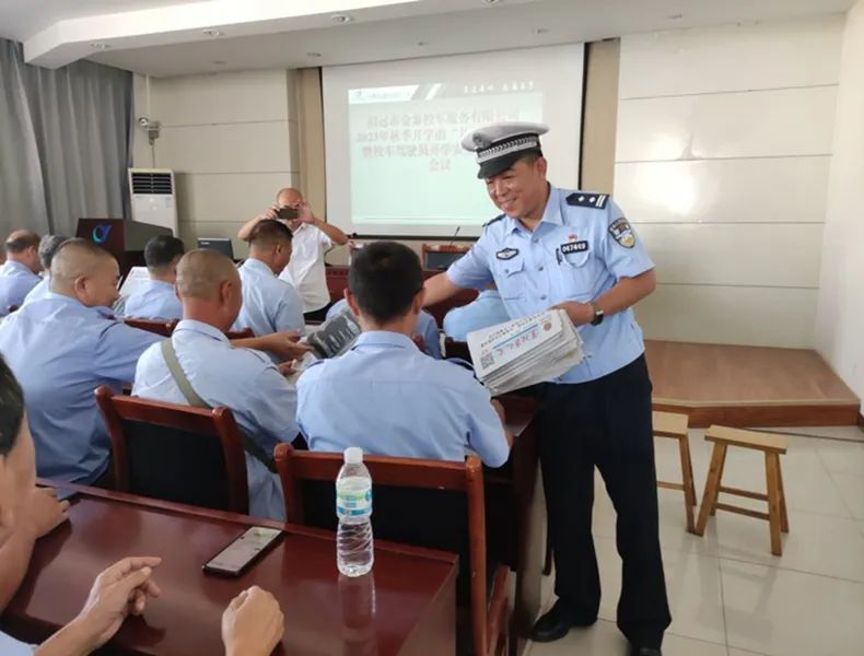 【華東中南區(qū)域聯(lián)合整治】招遠(yuǎn)交警把好校車交通安全關(guān) 護(hù)航學(xué)生出行每一天