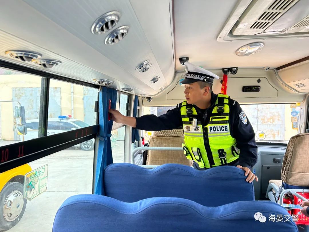 平安海北建設(shè) | 海北交警深入轄區(qū)中小學(xué)開展節(jié)前校車安全檢查活動 圖片