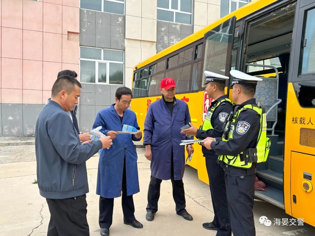 平安海北建設(shè) | 海北交警深入轄區(qū)中小學(xué)開展節(jié)前校車安全檢查活動 圖片