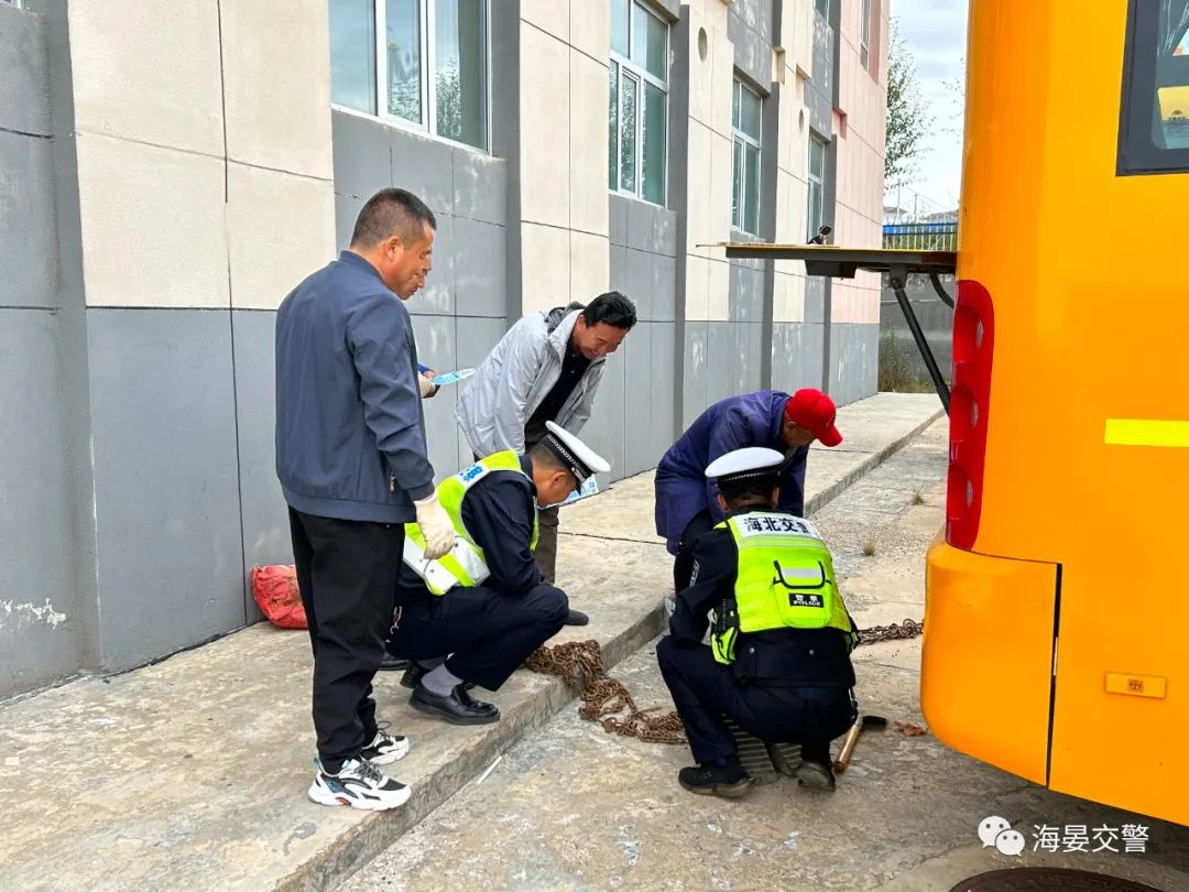 平安海北建設(shè) | 海北交警深入轄區(qū)中小學(xué)開展節(jié)前校車安全檢查活動 圖片