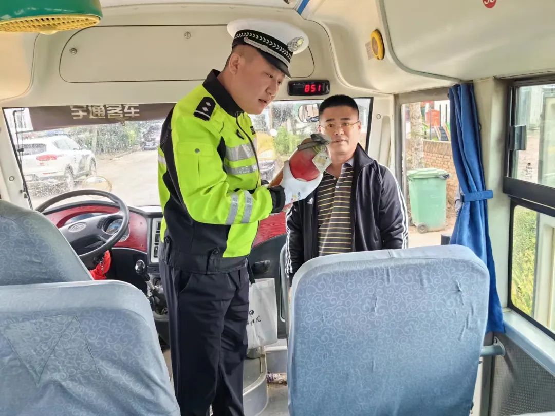 望奎交警大隊(duì)開展校車安全大檢查 護(hù)航平安往返校園路 圖片