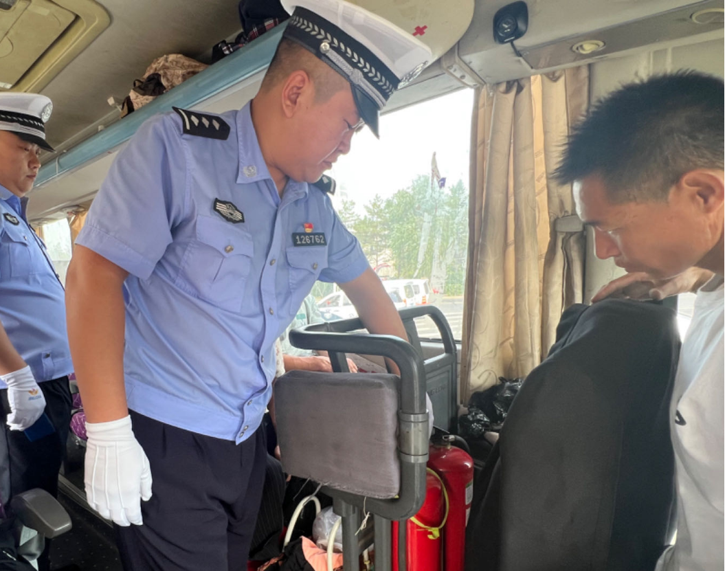 望奎交警大隊(duì)開展校車安全大檢查 護(hù)航平安往返校園路 圖片