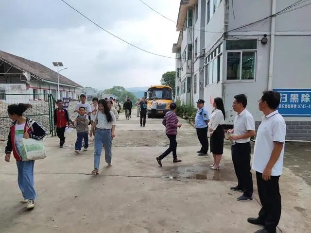 沅陵縣清浪鄉(xiāng):嚴(yán)把校車安全關(guān) 全力護(hù)航上下學(xué) 沅陵縣清浪鄉(xiāng):嚴(yán)把校車安全關(guān) 全力護(hù)航上下學(xué)