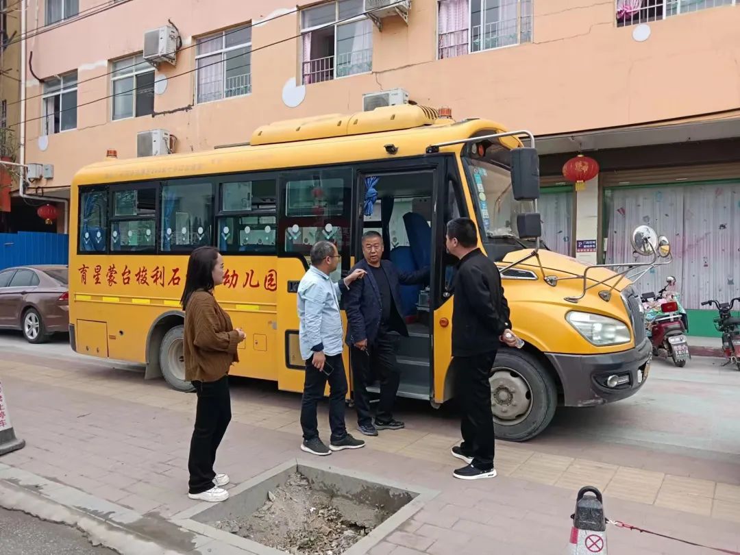 齊心協(xié)力除隱患 義不容辭保平安——鎮(zhèn)平縣教體局開展校車安全聯(lián)合整治行動(dòng) 圖片