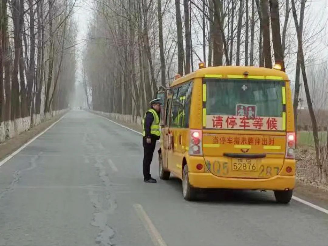 平輿交警深入農(nóng)村地區(qū)開展校車突擊檢查/ 圖片