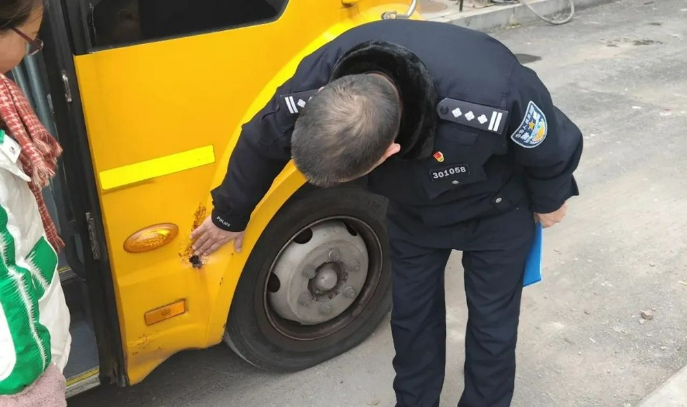 校車安全不容忽視 筑牢校園交通安全“防護(hù)墻” 校車安全不容忽視 筑牢校園交通安全“防護(hù)墻”