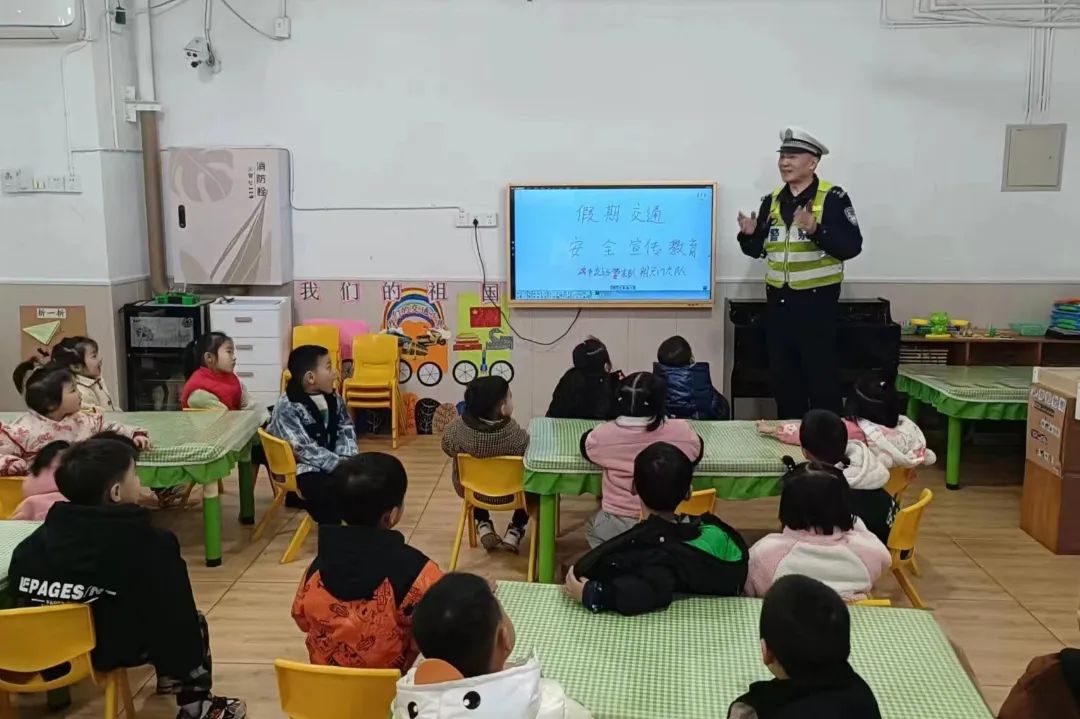 安全課堂+校車(chē)檢查 渝中公安“守未”護(hù)航平安假期 安全課堂+校車(chē)檢查 渝中公安“守未”護(hù)航平安假期