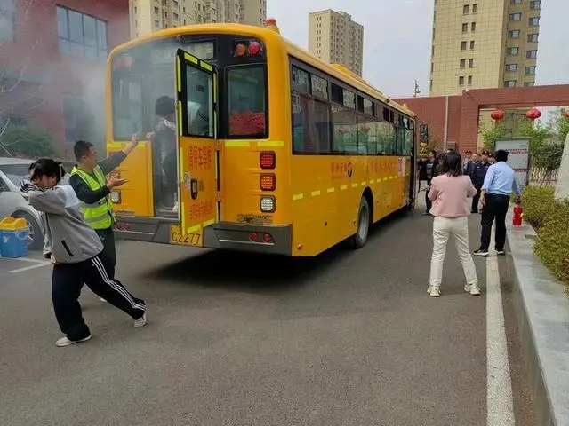 滕州市公安局到學(xué)校開展校車火情消防演練安全培訓(xùn)與應(yīng)急疏散演練活動(dòng)