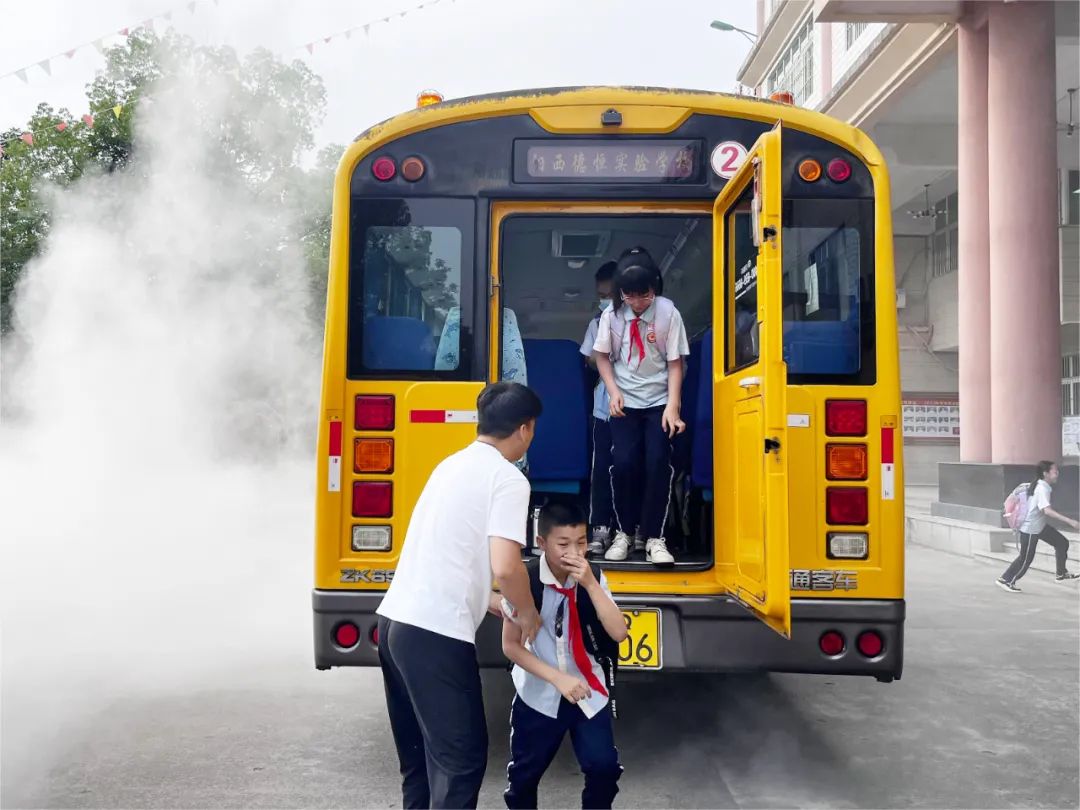 安全通行 平安校園——陽西德恒實驗學(xué)校開展校車安全應(yīng)急演練 圖片