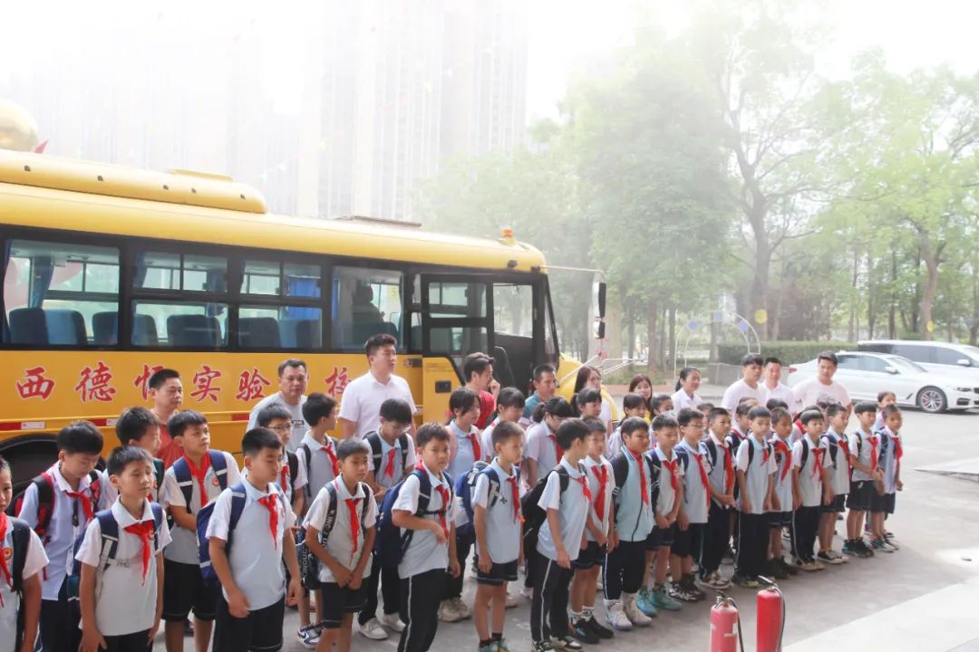 安全通行 平安校園——陽西德恒實驗學(xué)校開展校車安全應(yīng)急演練 圖片