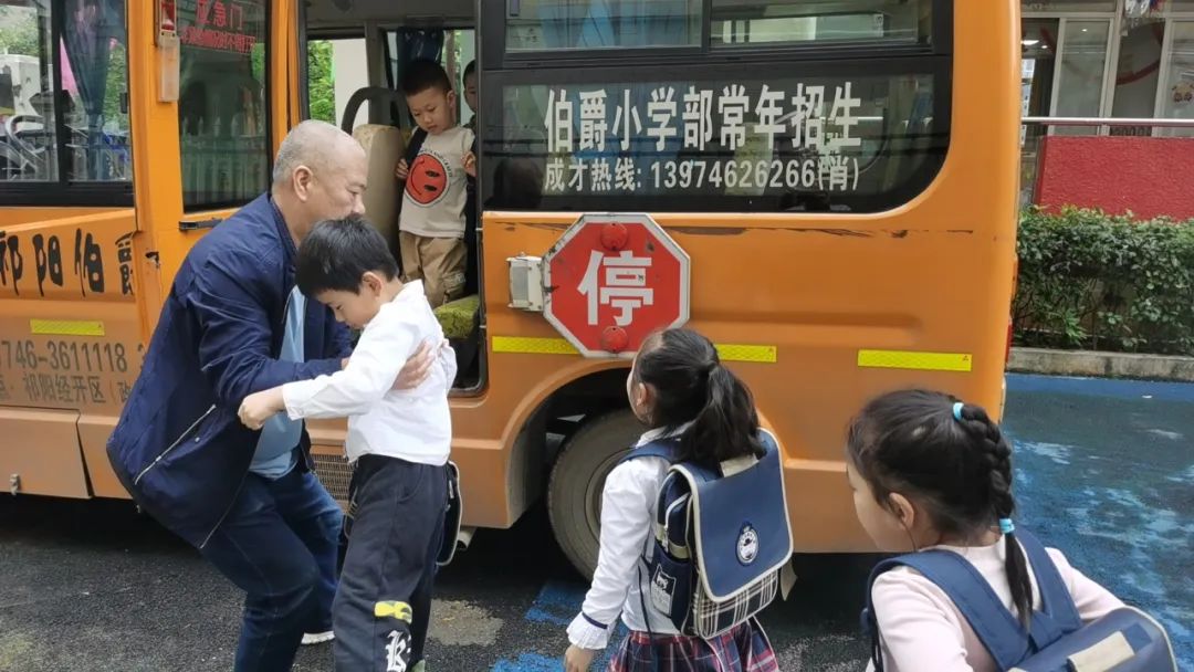 安全乘車，平安“童”行--祁陽(yáng)市伯爵幼兒園校車安全應(yīng)急演練
