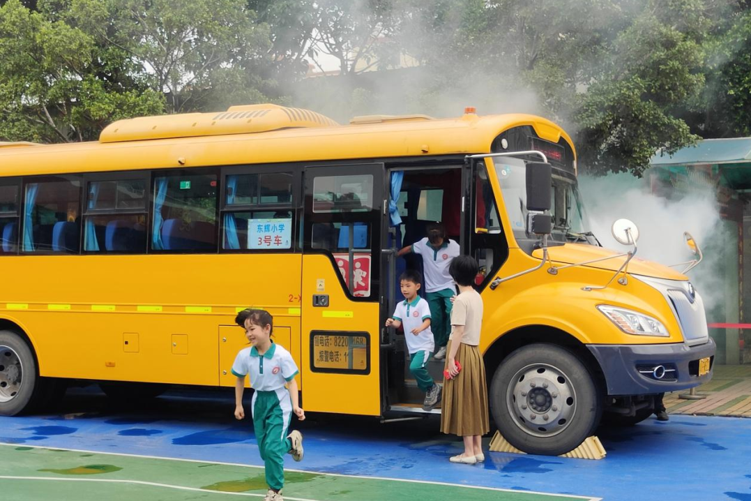 廣州巴士集團(tuán)二分公司聯(lián)合白云區(qū)東輝小學(xué)開展校車應(yīng)急疏散演練/ 圖片