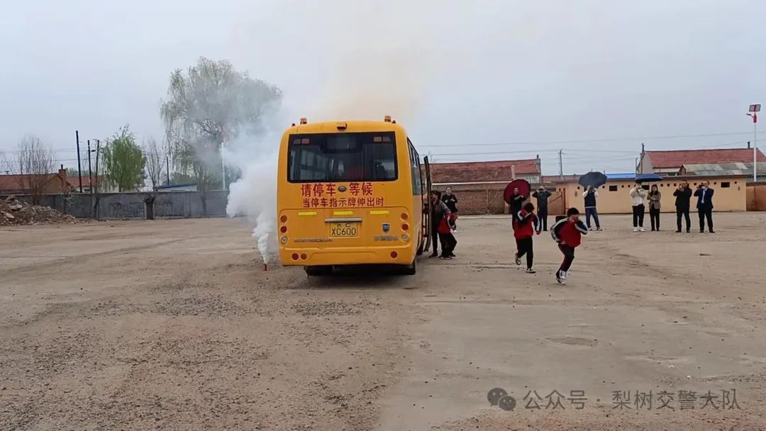 梨樹縣教育局 交警大隊(duì)聯(lián)合開展校車應(yīng)急疏散演練 圖片
