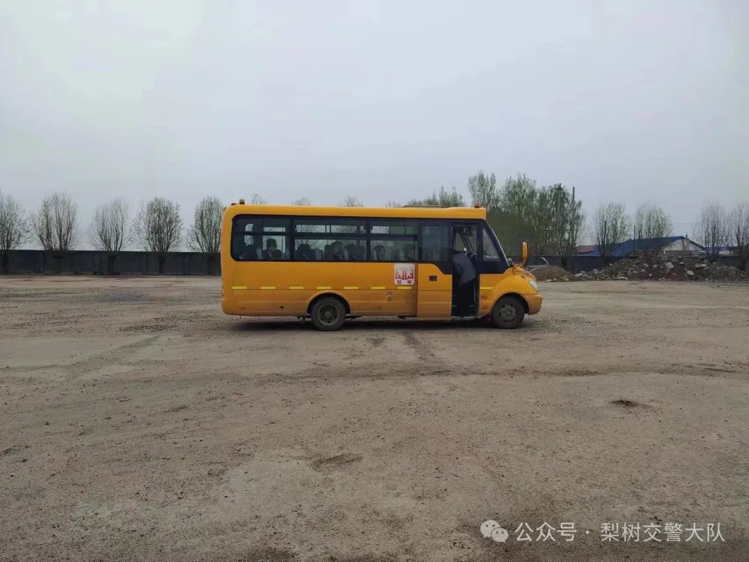 梨樹縣教育局 交警大隊(duì)聯(lián)合開展校車應(yīng)急疏散演練 圖片