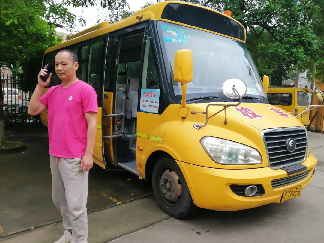 安全乘車，平安“童”行——2023學(xué)年下學(xué)期校車安全應(yīng)急演練