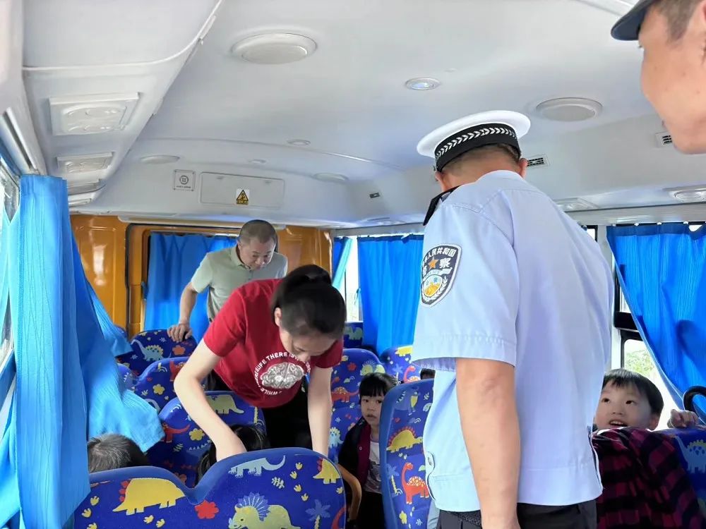 赤崗鎮(zhèn)教育組聯(lián)合洪陽交警中隊開展校車專項安全檢查/ 赤崗鎮(zhèn)教育組聯(lián)合洪陽交警中隊開展校車專項安全檢查