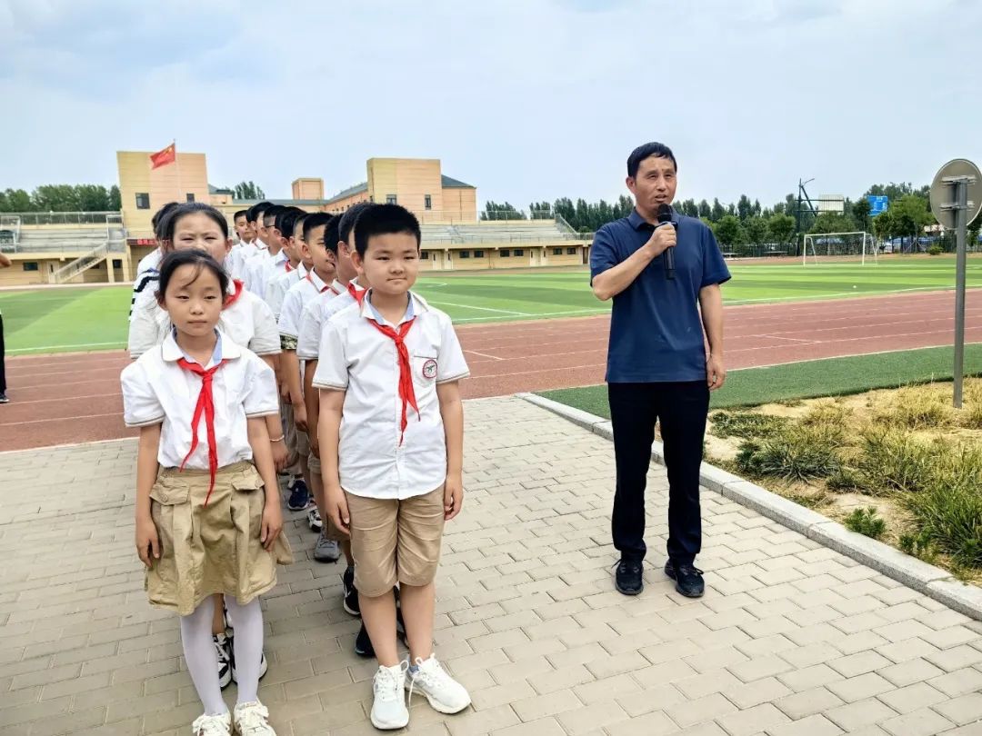 為愛護(hù)航 安全“童”行——稼軒小學(xué)開展校車疏散逃生應(yīng)急演練活動(dòng) 圖片