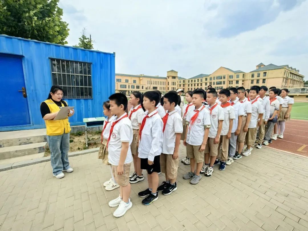 為愛護(hù)航 安全“童”行——稼軒小學(xué)開展校車疏散逃生應(yīng)急演練活動(dòng) 為愛護(hù)航 安全“童”行——稼軒小學(xué)開展校車疏散逃生應(yīng)急演練活動(dòng)