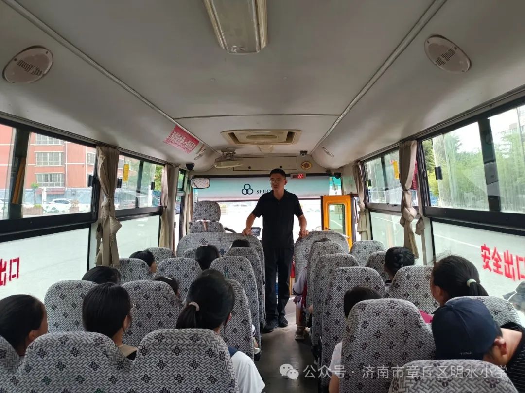 章丘區(qū)明水小學(xué)組織校車(chē)事故緊急疏散演練/ 章丘區(qū)明水小學(xué)組織校車(chē)事故緊急疏散演練