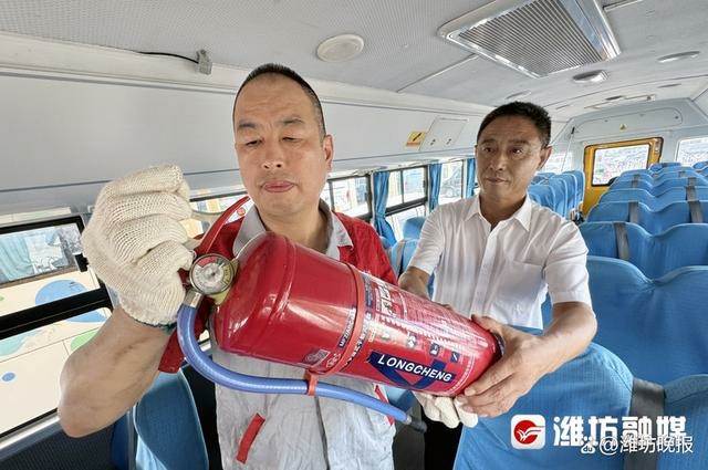 校車“大體檢” 安全迎開學(xué) 校車“大體檢” 安全迎開學(xué)