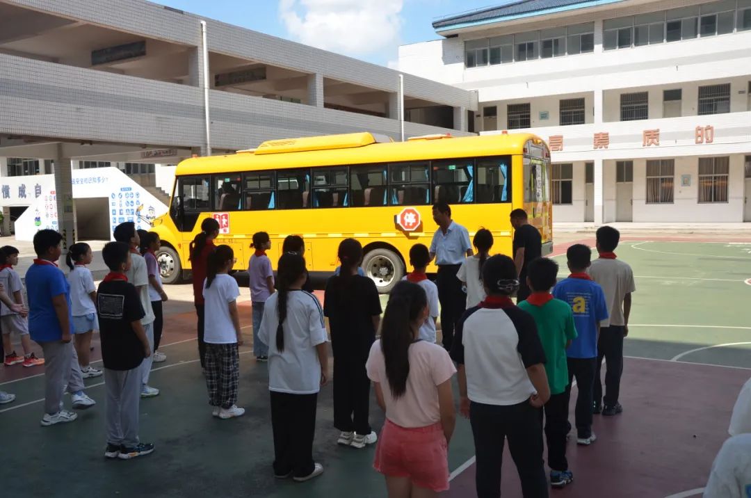 強化校車安全意識 共筑學生安全防線——記鄒區(qū)二實小校車安全應急疏散演練活動 強化校車安全意識 共筑學生安全防線——記鄒區(qū)二實小校車安全應急疏散演練活動