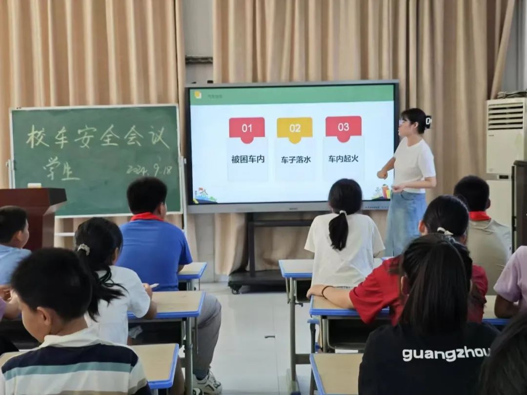 強化校車安全意識 共筑學生安全防線——記鄒區(qū)二實小校車安全應急疏散演練活動 強化校車安全意識 共筑學生安全防線——記鄒區(qū)二實小校車安全應急疏散演練活動