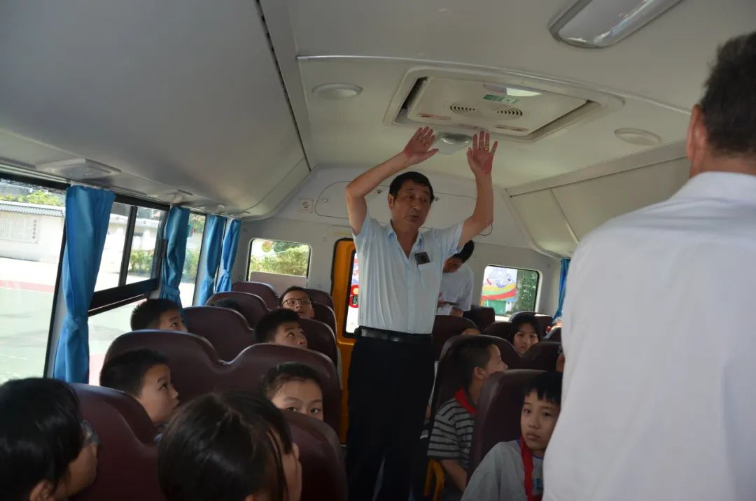 強化校車安全意識 共筑學生安全防線——記鄒區(qū)二實小校車安全應急疏散演練活動 強化校車安全意識 共筑學生安全防線——記鄒區(qū)二實小校車安全應急疏散演練活動