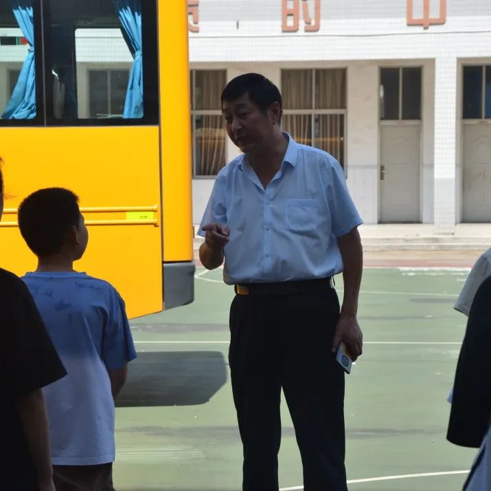 強化校車安全意識 共筑學生安全防線——記鄒區(qū)二實小校車安全應急疏散演練活動 強化校車安全意識 共筑學生安全防線——記鄒區(qū)二實小校車安全應急疏散演練活動