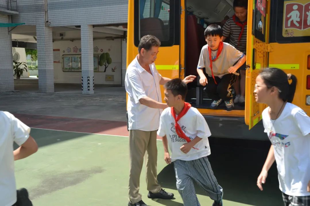 強化校車安全意識 共筑學生安全防線——記鄒區(qū)二實小校車安全應急疏散演練活動 強化校車安全意識 共筑學生安全防線——記鄒區(qū)二實小校車安全應急疏散演練活動