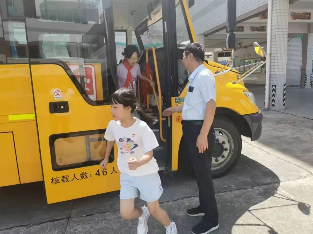 強化校車安全意識 共筑學生安全防線——記鄒區(qū)二實小校車安全應急疏散演練活動 強化校車安全意識 共筑學生安全防線——記鄒區(qū)二實小校車安全應急疏散演練活動