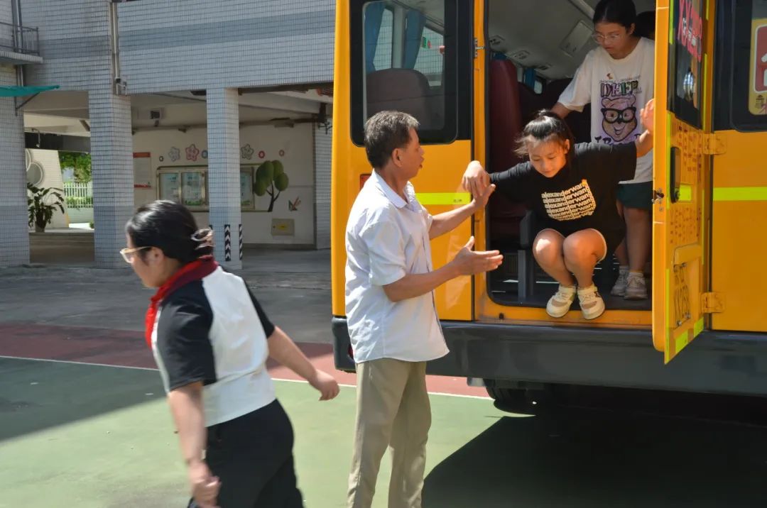 強化校車安全意識 共筑學生安全防線——記鄒區(qū)二實小校車安全應急疏散演練活動 強化校車安全意識 共筑學生安全防線——記鄒區(qū)二實小校車安全應急疏散演練活動