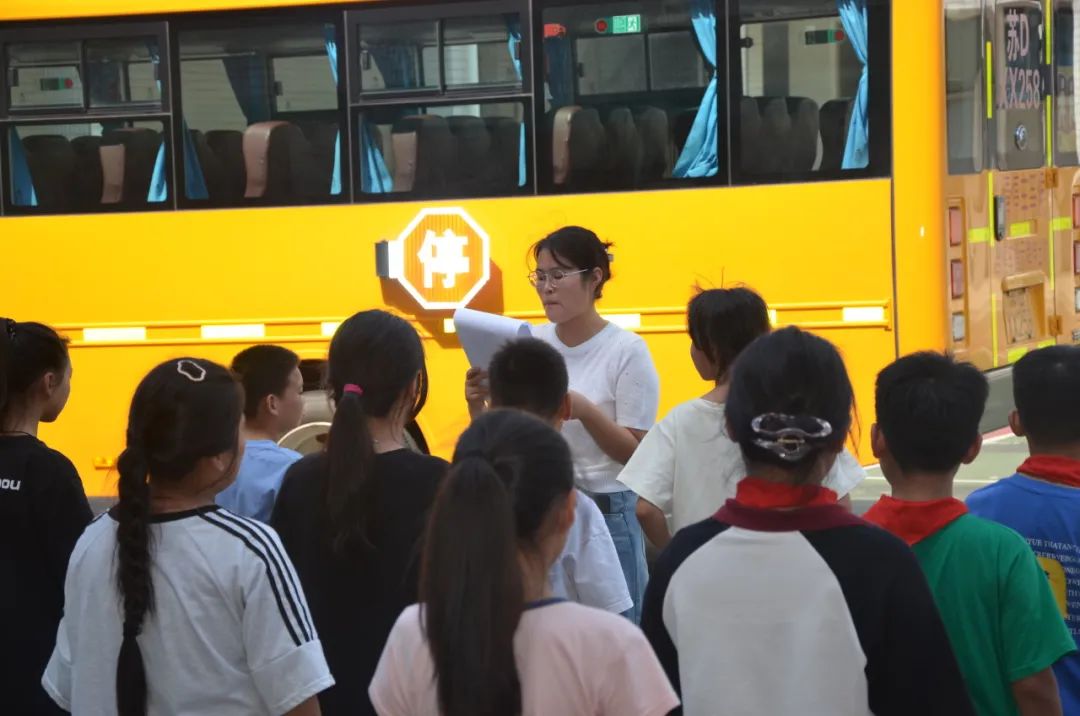 強化校車安全意識 共筑學生安全防線——記鄒區(qū)二實小校車安全應急疏散演練活動 強化校車安全意識 共筑學生安全防線——記鄒區(qū)二實小校車安全應急疏散演練活動