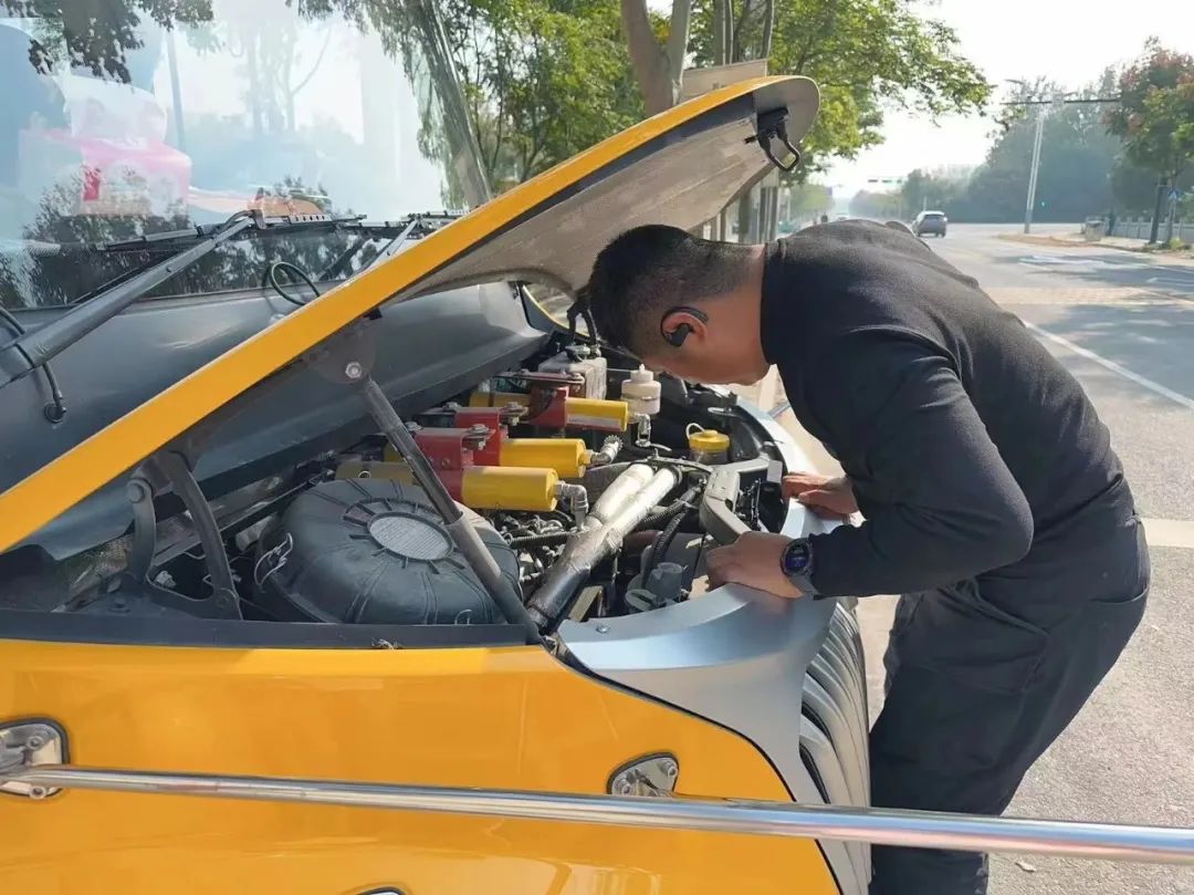 【安全教育】為愛護航，安全“童”行--布朗幼兒園校車安全演練