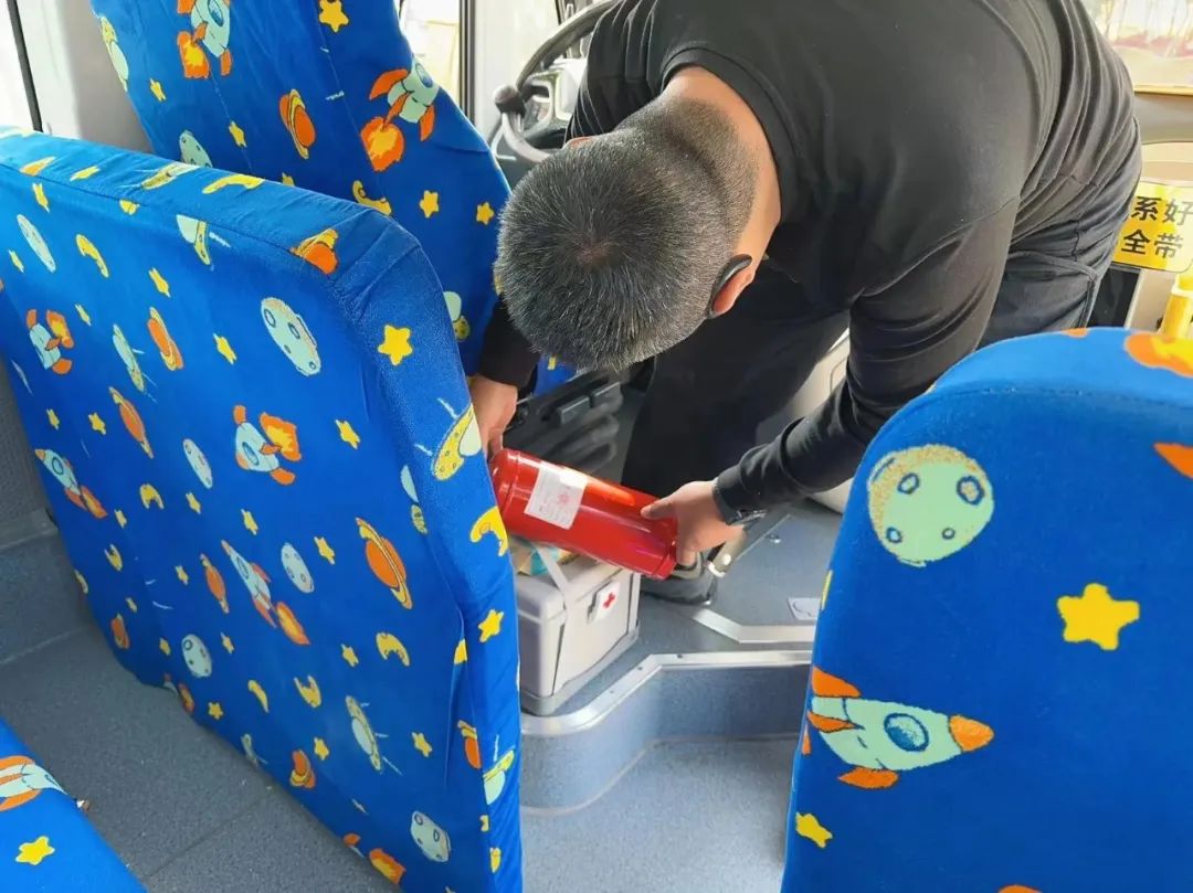 【安全教育】為愛護航，安全“童”行--布朗幼兒園校車安全演練