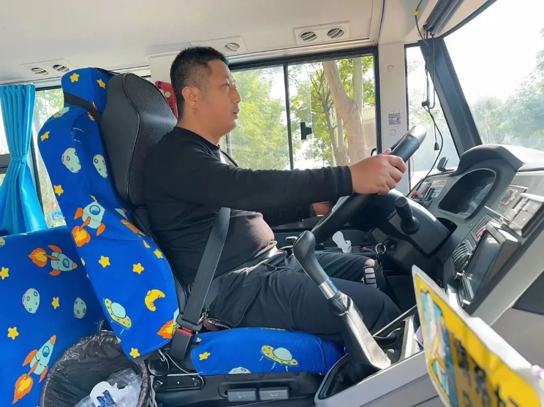 【安全教育】為愛護航，安全“童”行--布朗幼兒園校車安全演練