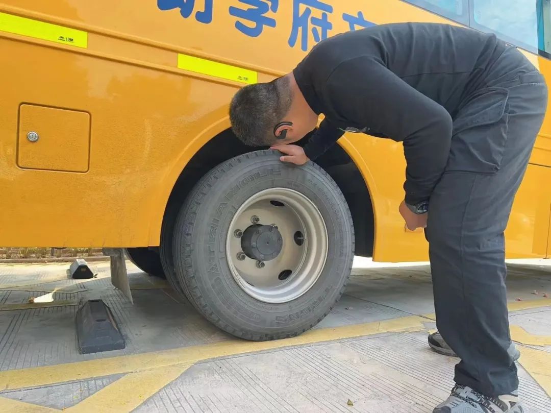 【安全教育】為愛護航，安全“童”行--布朗幼兒園校車安全演練