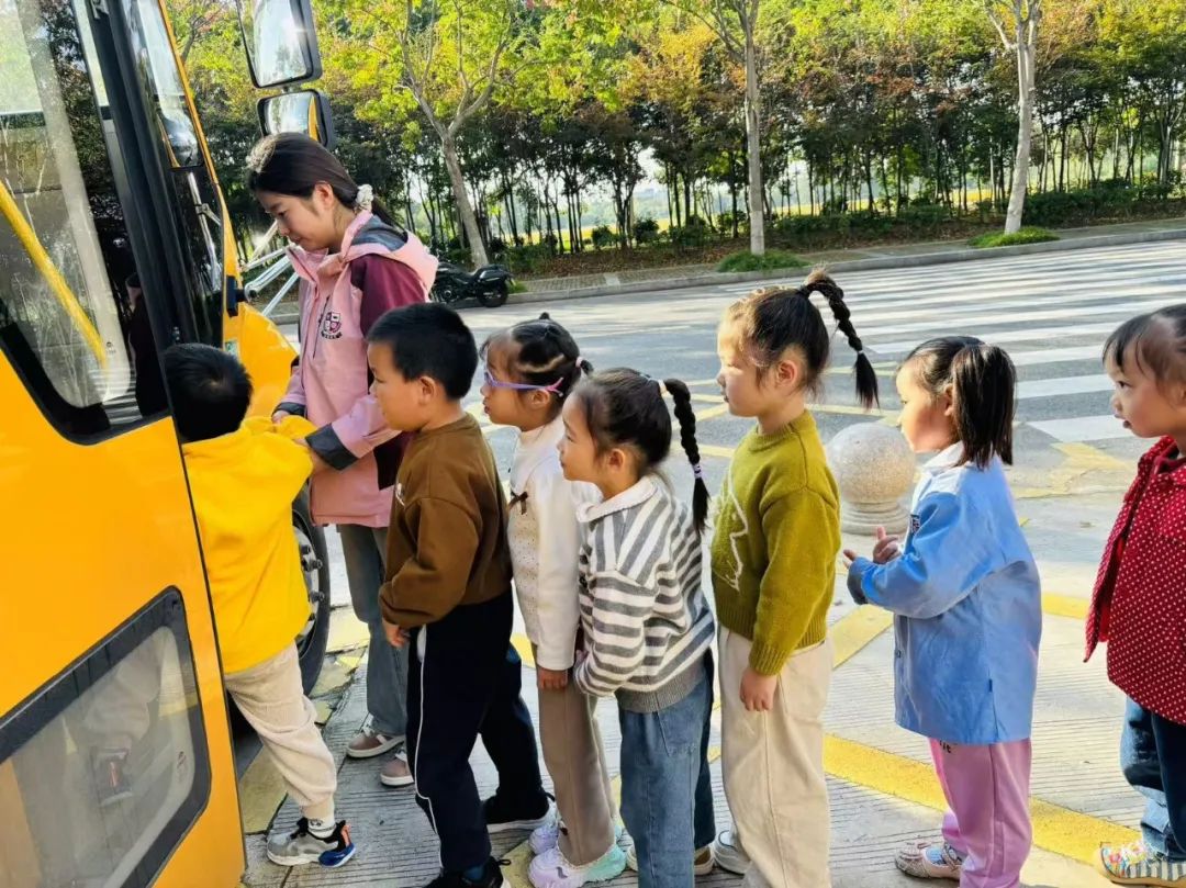 【安全教育】為愛護航，安全“童”行--布朗幼兒園校車安全演練