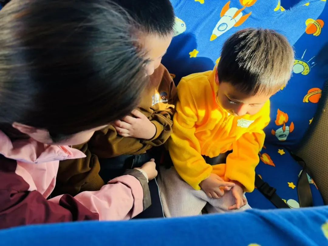 【安全教育】為愛護航，安全“童”行--布朗幼兒園校車安全演練