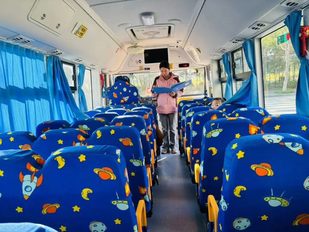 【安全教育】為愛護航，安全“童”行--布朗幼兒園校車安全演練