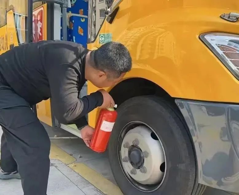 【安全教育】為愛護航，安全“童”行--布朗幼兒園校車安全演練