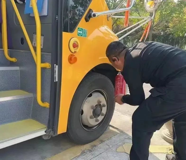 【安全教育】為愛護航，安全“童”行--布朗幼兒園校車安全演練