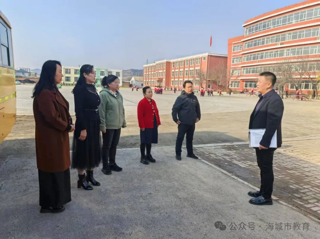 海城市教育局聯(lián)合市公安局交通管理大隊開展校車安全大排查 護航平安上學路 圖片