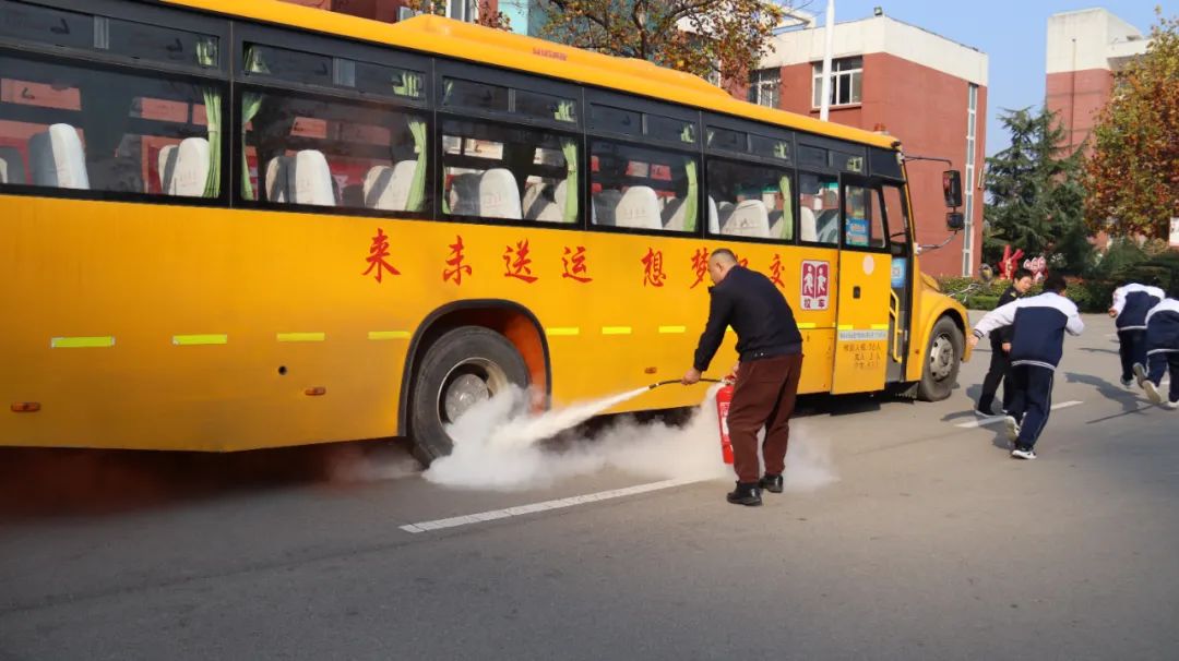 【平安校園】校車演練不松懈 安全意識筑心間——寧陽縣復(fù)圣中學(xué)初中部校車安全應(yīng)急演練